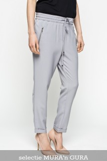 Pantaloni Bershka dama la 49 lei 